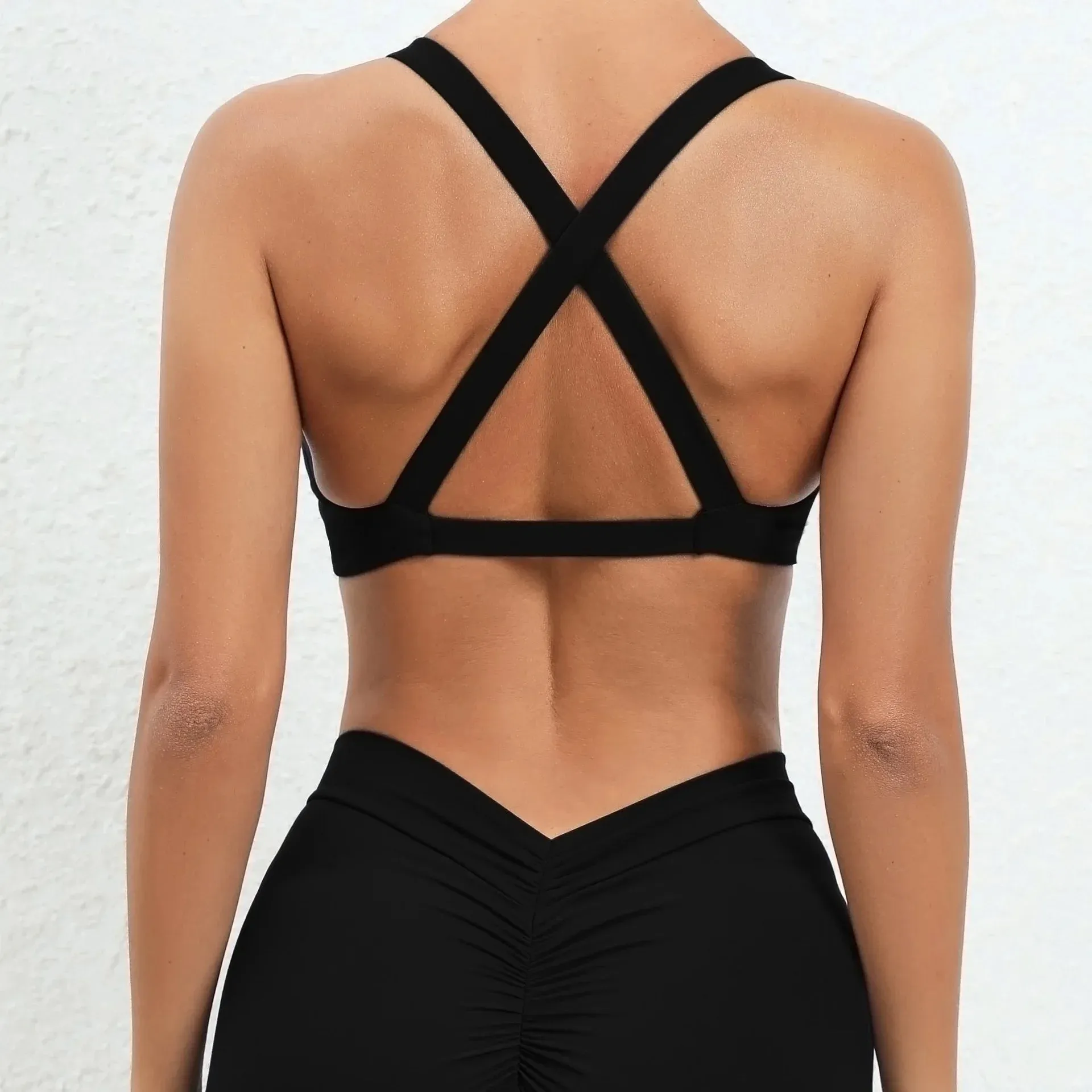 Halter Neckline Chest Twist Workout Top With Chest Pads - Black